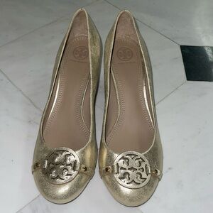 Tory Burch Chelsea Logo Wedge Pump Women Size 10.5 Metallic Gold Round Toe